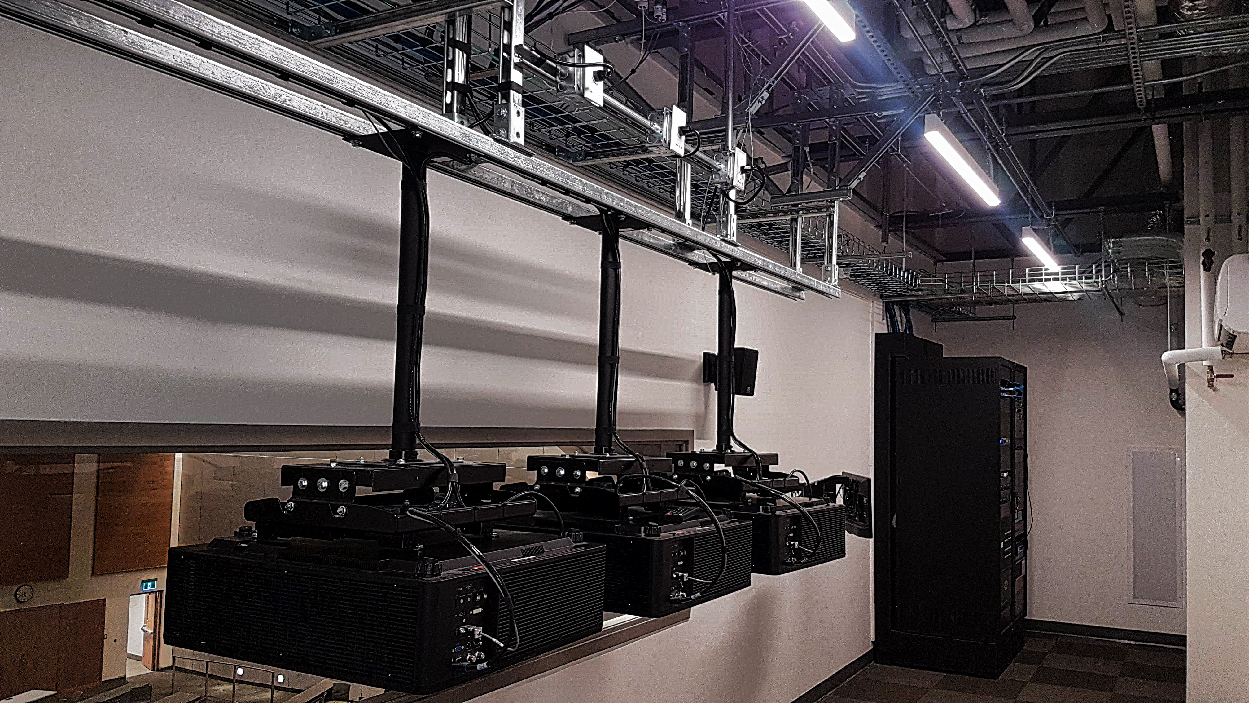 Advanced Broadcast Cabling, Installation of Cables and Equipment, THREE PROJECTOR SYSTEM FOR A CURVED 50